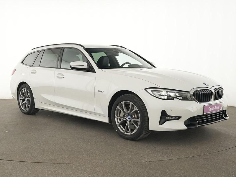 Gebraucht BMW 330e Sport Line 252 PS (185 kW) 2022 Weiß Limousine