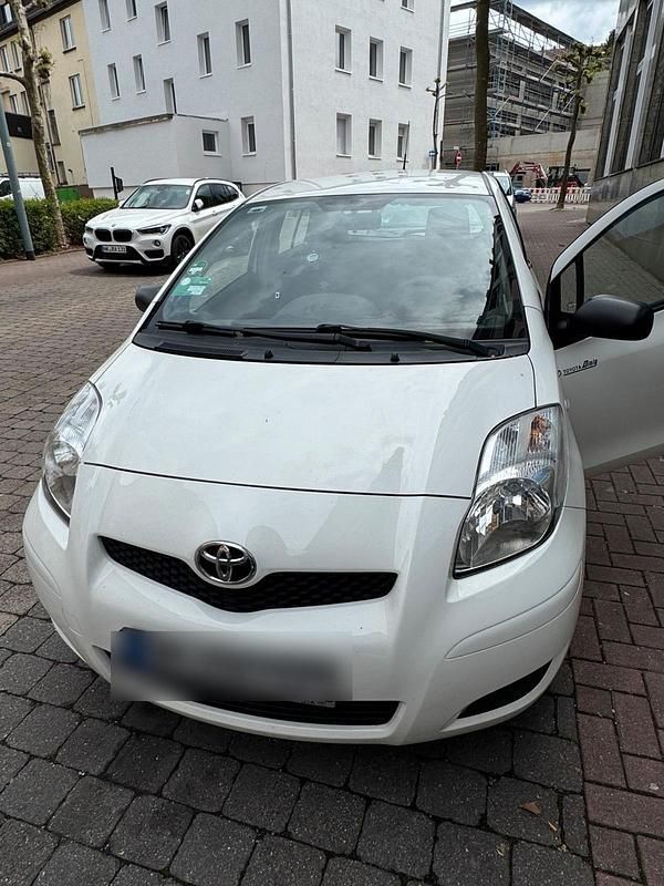 Weiß Gebraucht 2010 Toyota Yaris Kleinwagen | 2.199 € (Fairer Preis) - Bild 1/4