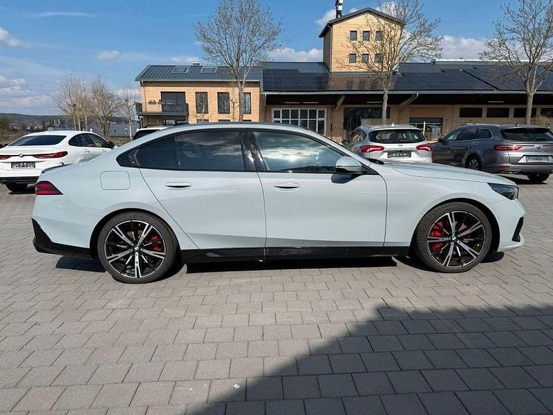 Gebraucht BMW 540 Performance 303 PS (222 kW) 2025 Grau Limousine