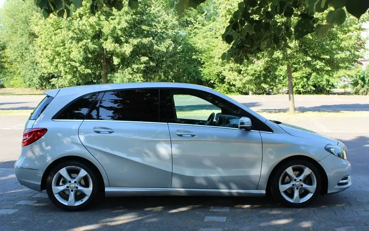 Gebraucht Mercedes B180 122 PS (89 kW) 2014 Polarsilber  metalliclack Kleinwagen