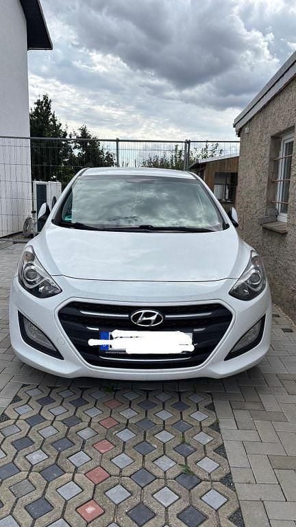 Weiß Gebraucht 2015 Hyundai i30 Trend Limousine | 10.500 € (Fairer Preis) - Bild 1/4