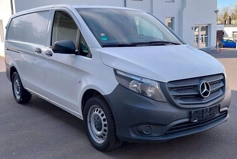Weiß Gebraucht 2019 Mercedes Vito Van / Kleinbus | 19.990 € (Fairer Preis) - Bild 1/4