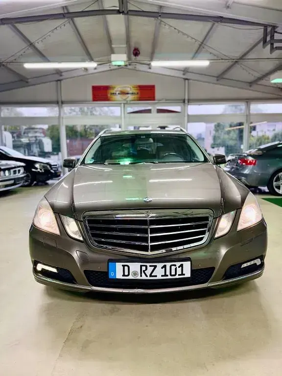 Gebraucht Mercedes E250 204 PS (150 kW) 2011 Grau Kombi