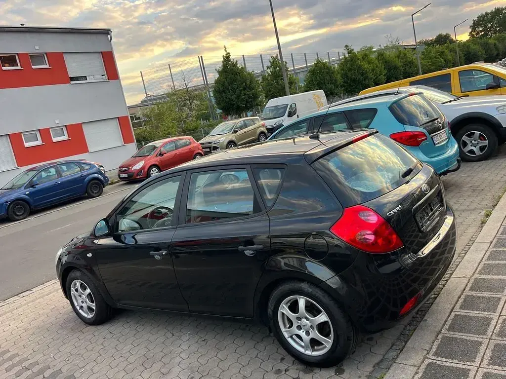 Gebraucht Kia Ceed 109 PS (80 kW) 2009 Schwarz Kleinwagen