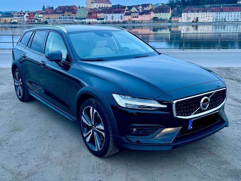 Schwarz Gebraucht 2020 Volvo V60 CC Pro Kombi | 33.400 € (Fairer Preis) - Bild 1/4