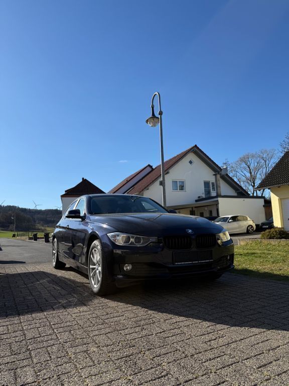 Blau Gebraucht 2013 BMW 318 Limousine | 7.400 € (Superpreis) - Bild 1/4