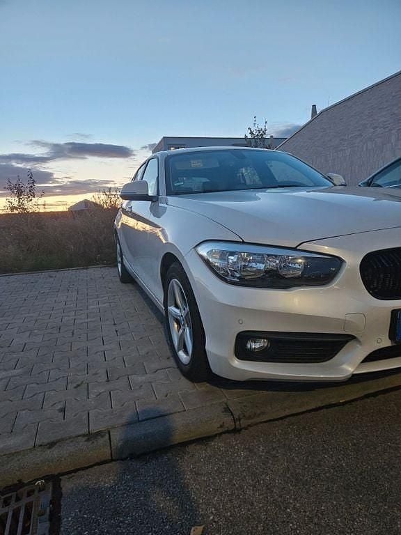 Weiß Gebraucht 2016 BMW 118 Urban Line Kleinwagen | 13.200 € (Guter Preis) - Bild 1/4