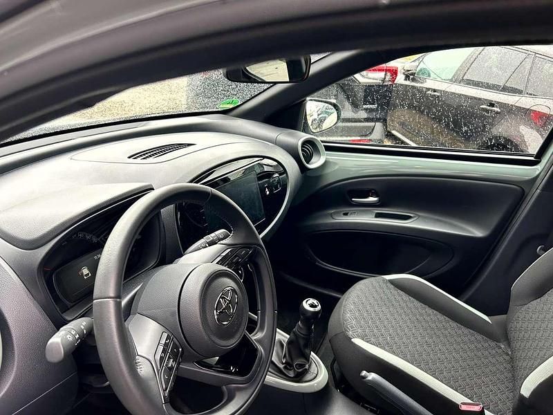 Gebraucht Toyota Aygo X Team 72 PS (52 kW) 2024 Urban khaki / night sky black SUV
