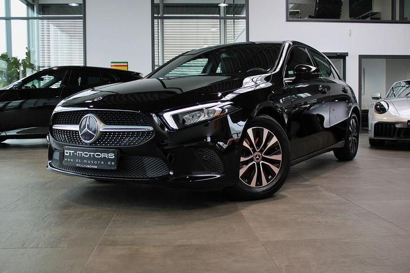 Schwarz Gebraucht 2020 Mercedes A200 Limousine | 19.800 € (Fairer Preis) - Bild 1/4