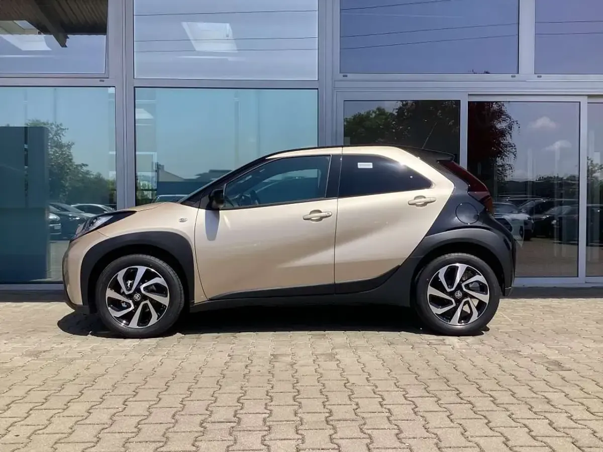 Neu Toyota Aygo X 72 PS (52 kW) 2025 Ginger beige metallic/dach mys SUV