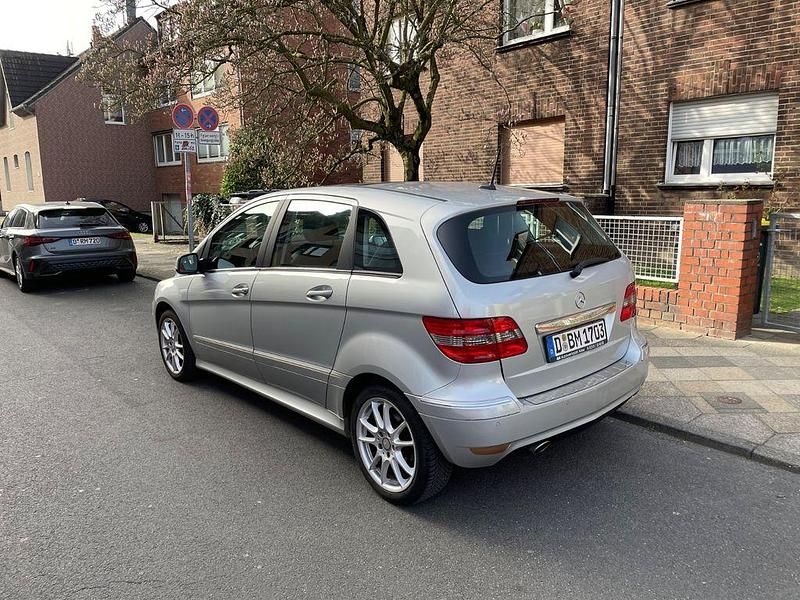 Gebraucht Mercedes B180 116 PS (85 kW) 2010 Grau Van / Kleinbus