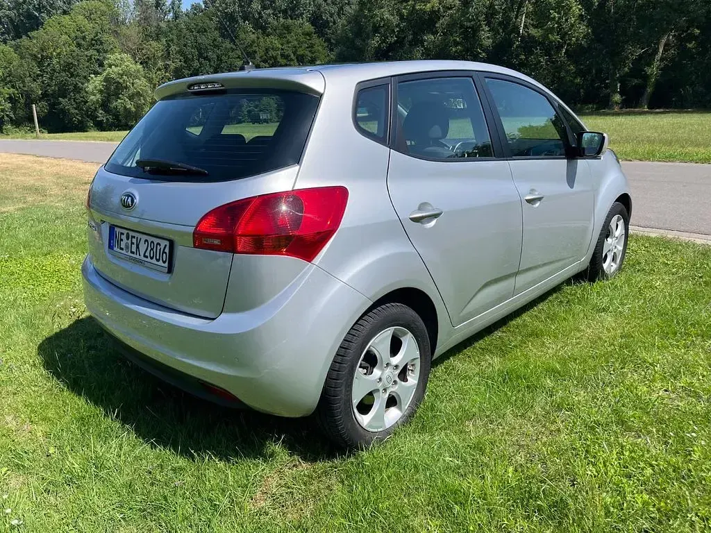 Gebraucht Kia Venga Spirit 125 PS (91 kW) 2015 Silber Kleinwagen
