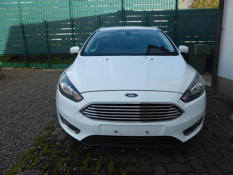 Gebraucht Ford Focus Titanium 120 PS (88 kW) 2015 Weiß Limousine