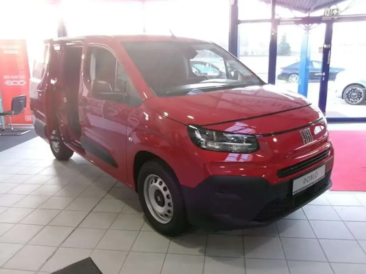 Neu Fiat Doblò Tech 110 PS (80 kW) 2026 Rot Van / Kleinbus