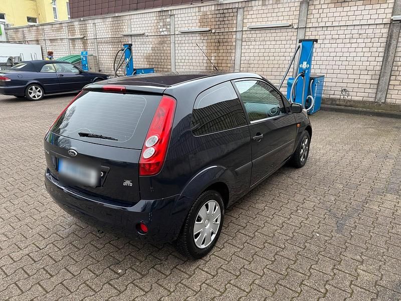 Gebraucht Ford Fiesta 60 PS (44 kW) 2007 Blau Kleinwagen