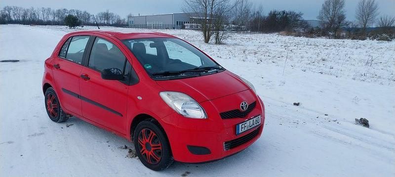 Rot Gebraucht 2010 Toyota Yaris Limousine | 3.499 € (Fairer Preis) - Bild 1/4
