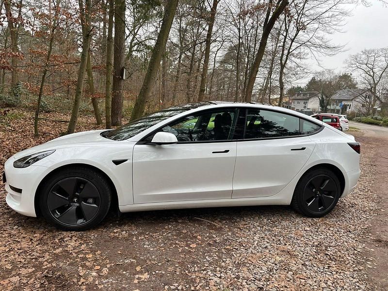 Weiß Gebraucht 2022 Tesla Model 3 Standard Range Limousine | 29.999 € (Etwas zu teuer) - Bild 1/4
