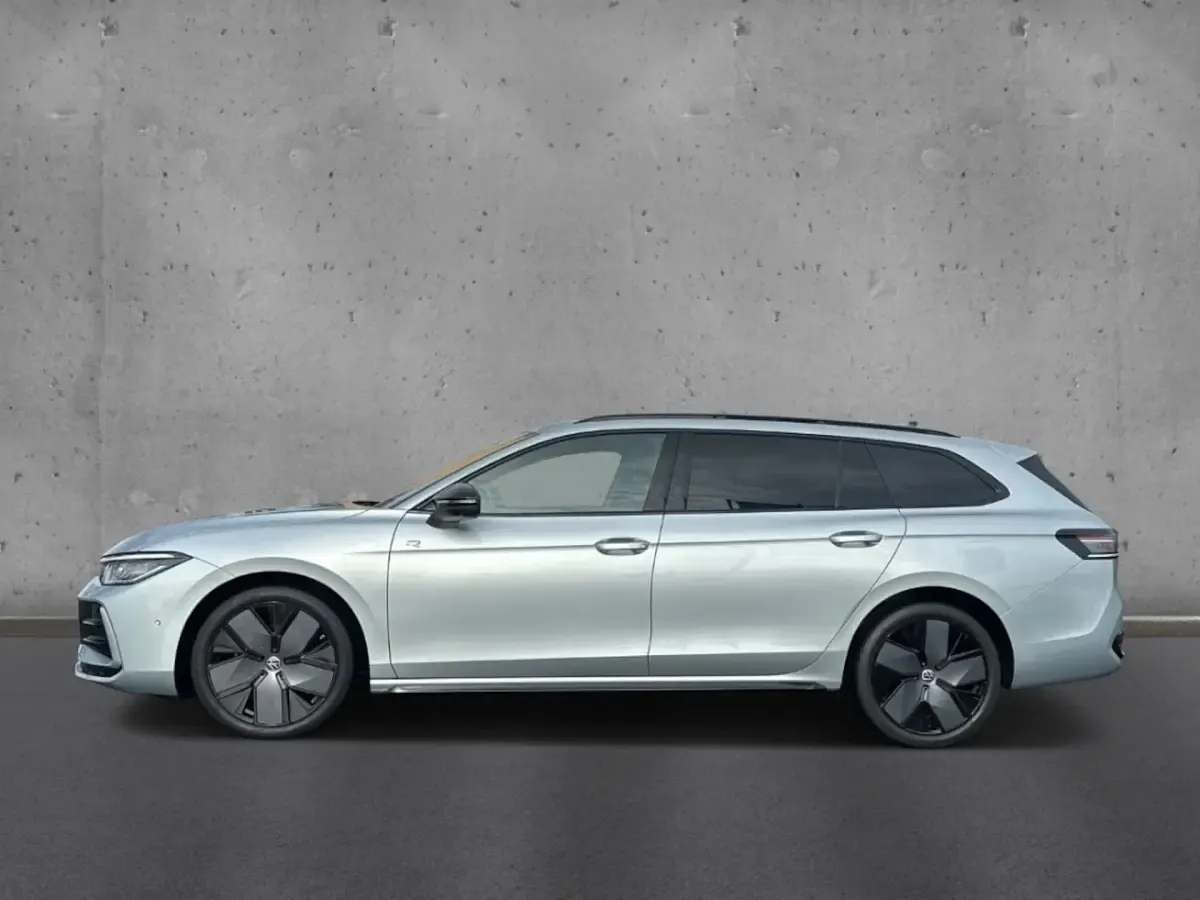 Gebraucht VW Passat R-line 150 PS (110 kW) 2024 Silber Kombi