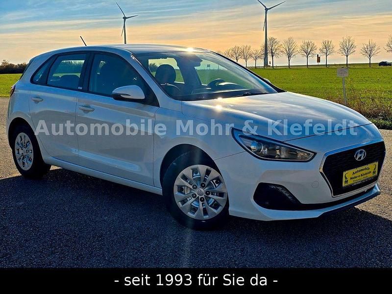 Gebraucht Hyundai i30 Select 99 PS (72 kW) 2020 Weiß Limousine