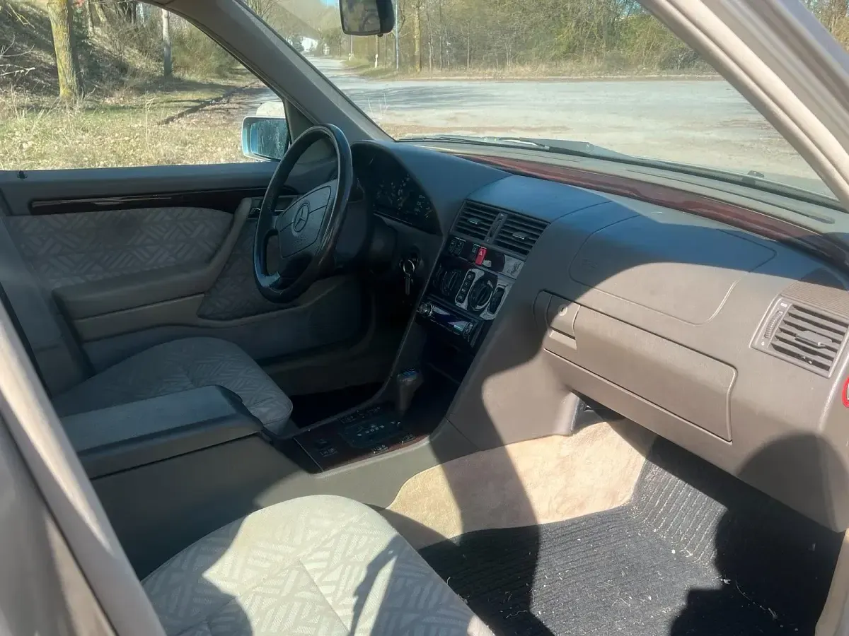 Gebraucht Mercedes C200 136 PS (100 kW) 1995 Gold Limousine