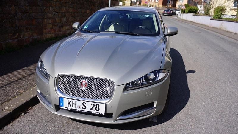 Second-hand Jaguar XF 200 CP (147 kW) 2014 Auriu Berlinǎ