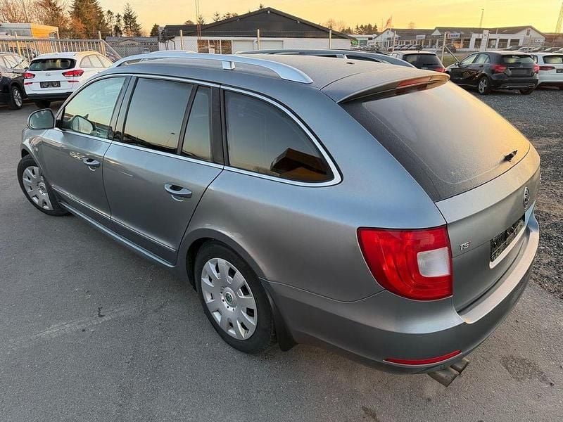 Gebraucht Skoda Superb Elegance 160 PS (117 kW) 2011 Grau Kombi