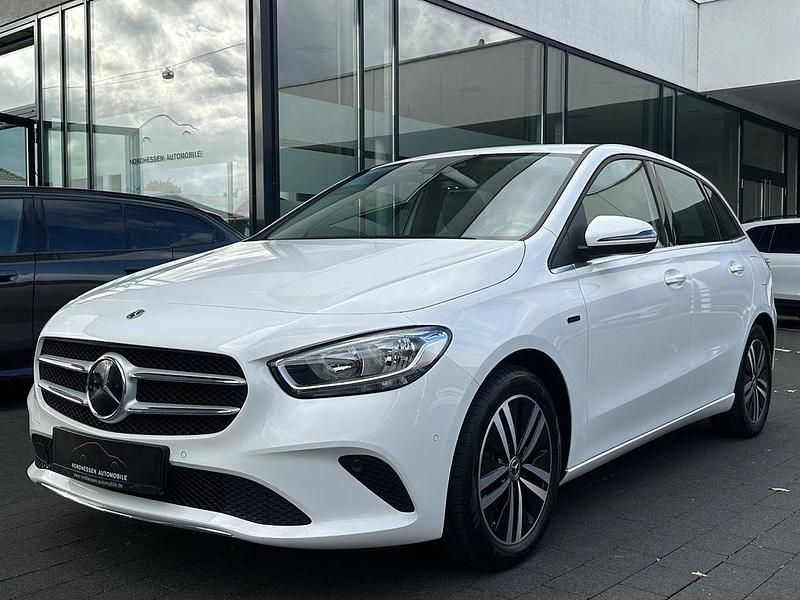 Weiß Gebraucht 2020 Mercedes B250e Style Van / Kleinbus | 17.890 € (Teuer) - Bild 1/4