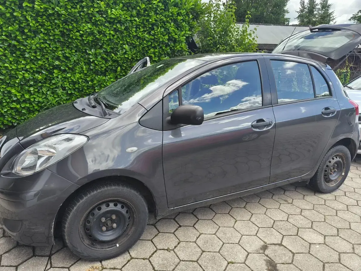 Gebraucht Toyota Yaris 69 PS (50 kW) 2011 Grau Kleinwagen