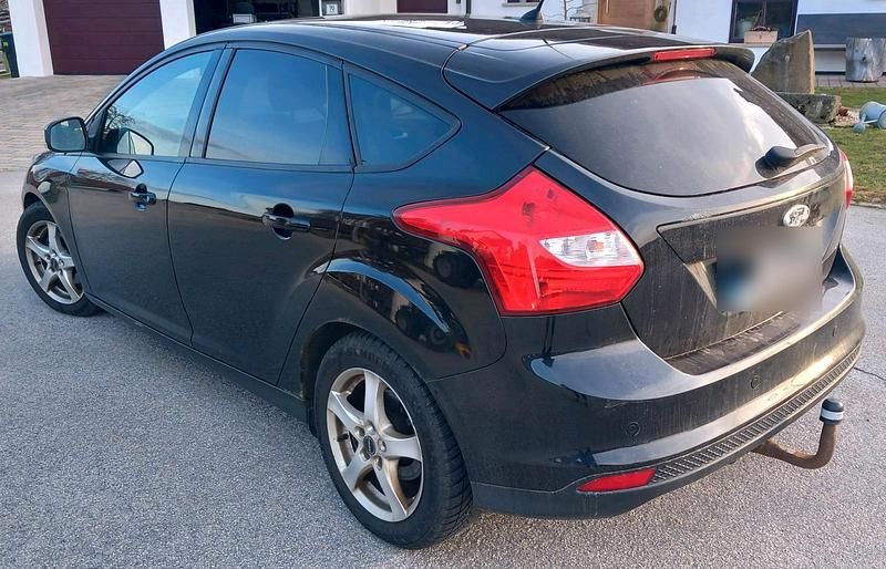 Gebraucht Ford Focus Trend 125 PS (91 kW) 2011 Schwarz Limousine