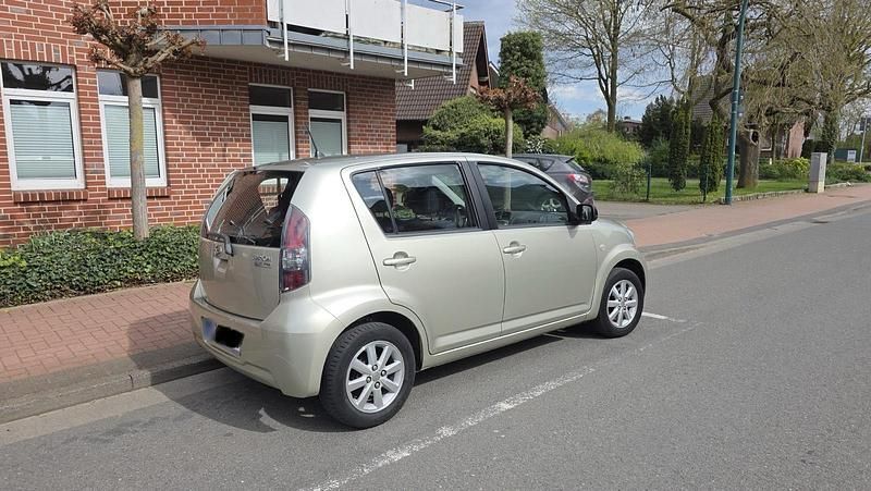 Gebraucht Daihatsu Sirion 2011 Silber Kleinwagen