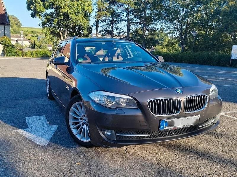 Braun Gebraucht 2011 BMW 525 Kombi | 8.990 € (Fairer Preis) - Bild 1/4