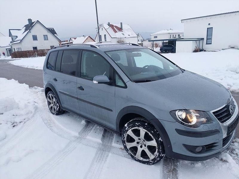 Grau Gebraucht 2007 VW Touran Cross Van / Kleinbus | 6.199 € (Etwas zu teuer) - Bild 1/4