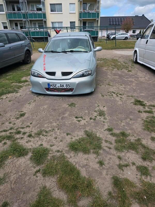 Grau Gebraucht 2001 Renault Mégane Kombi | 3.500 € - Bild 1/4