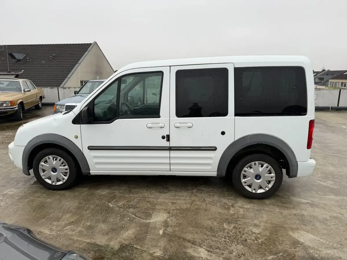 Gebraucht Ford Tourneo 110 PS (80 kW) 2012 Weiß Van / Kleinbus