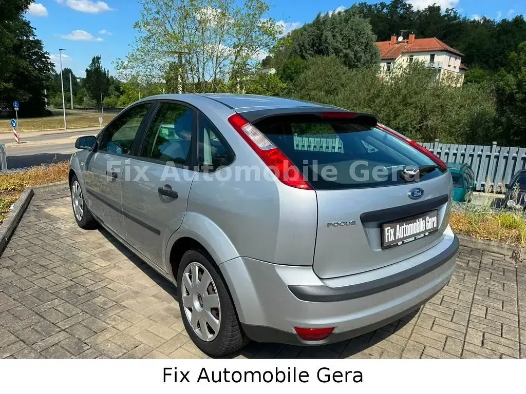 Gebraucht Ford Focus Trend 116 PS (85 kW) 2006 Polarsilber metallic Limousine