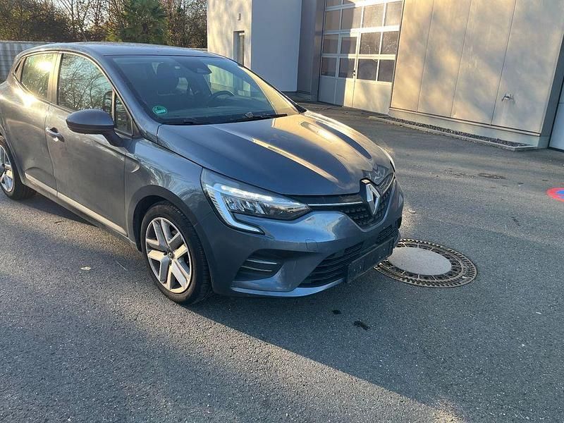 Grau Gebraucht 2021 Renault Clio V Zen Limousine | 7.950 € (Superpreis) - Bild 1/4