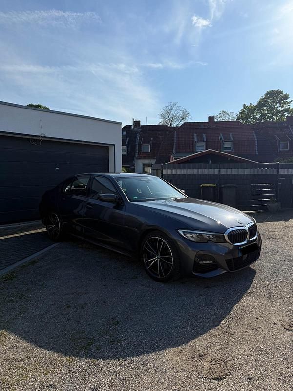 Grau Gebraucht 2019 BMW 330 M Sport Limousine | 29.549 € (Guter Preis) - Bild 1/4