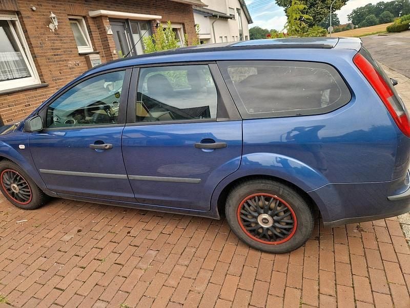 Blau Gebraucht 2005 Ford Focus Kombi | 2.000 € - Bild 1/4