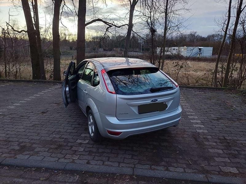 Grau Gebraucht 2009 Ford Focus Style Limousine | 2.200 € (Fairer Preis) - Bild 1/4