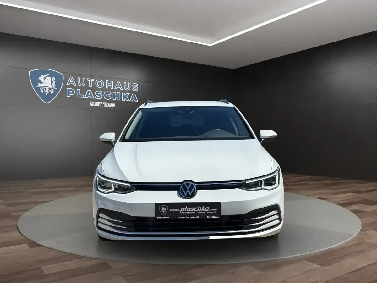Gebraucht VW Golf VIII Life 150 PS (110 kW) 2022 Pure white (weiß) Kombi