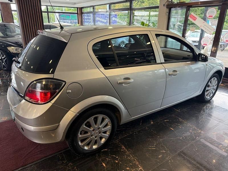 Gebraucht Opel Astra Edition 116 PS (85 kW) 2009 Silber Limousine