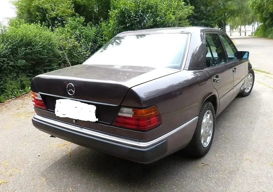 Gebraucht Mercedes E230 132 PS (97 kW) 1991 Violet Limousine