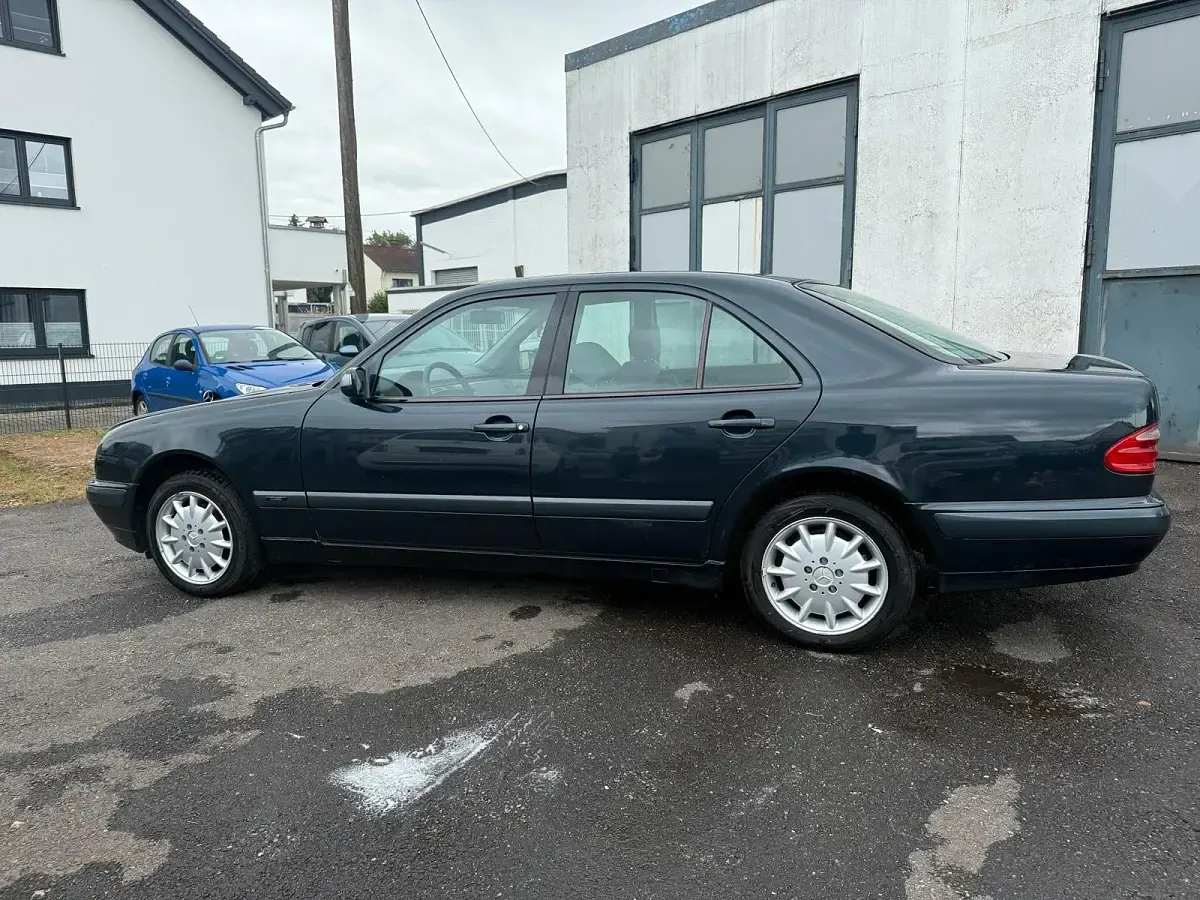 Gebraucht Mercedes E220 143 PS (105 kW) 1999 Schwarz Limousine
