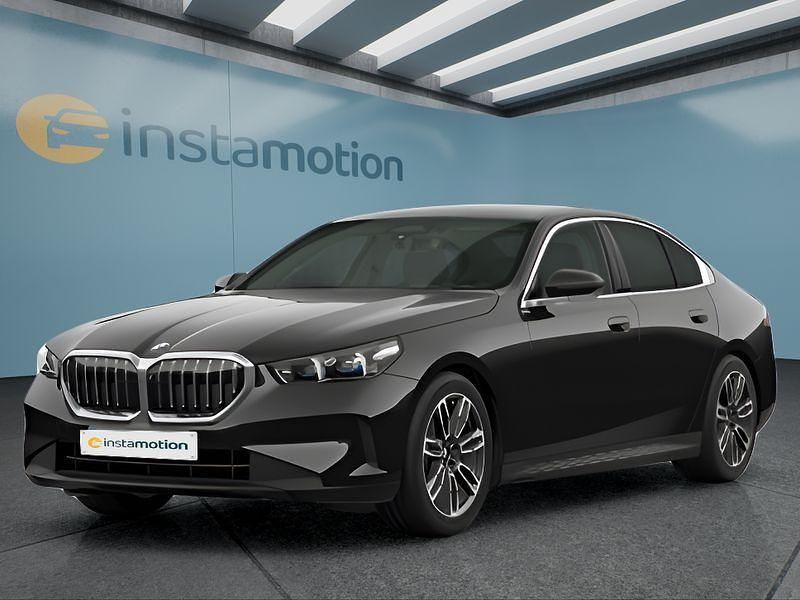 Schwarz Neu 2025 BMW 520 M Sport Limousine | 74.799 € - Bild 1/4