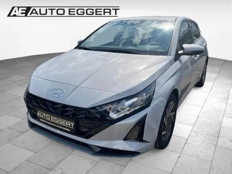 Grau Neu 2025 Hyundai i20 Trend Limousine | 24.335 € (Fairer Preis) - Bild 1/1
