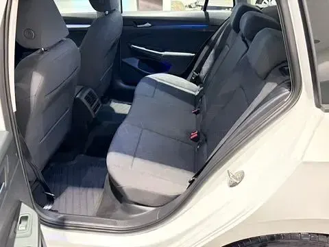 Gebraucht VW Golf VIII 131 PS (96 kW) 2022 Weiß Limousine