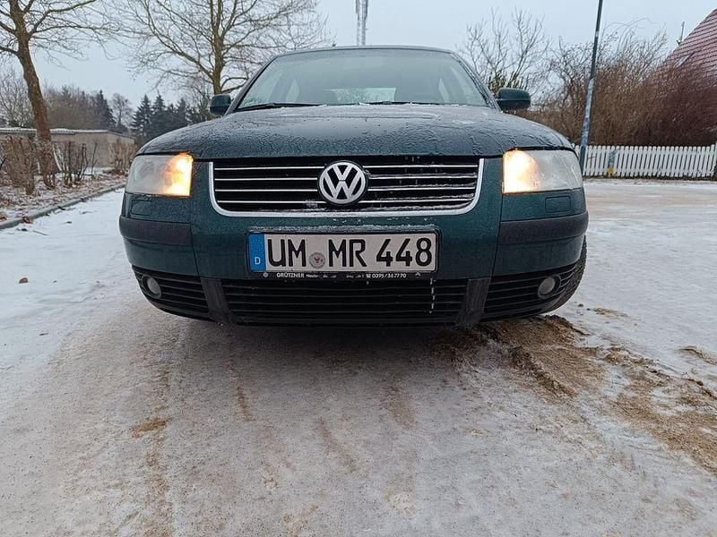 Grün Gebraucht 2002 VW Passat Highline Limousine | 1.150 € (Superpreis) - Bild 1/4