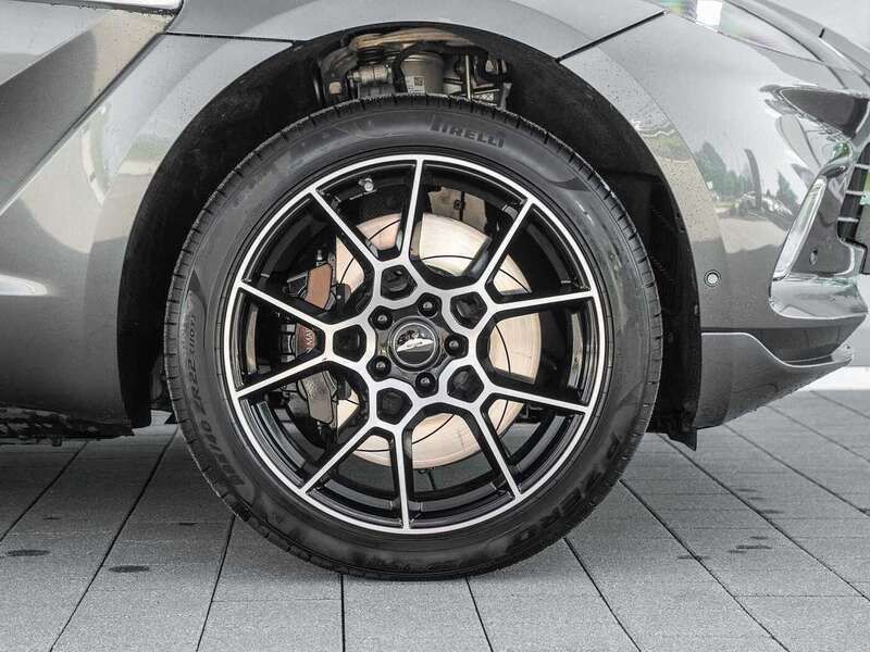 Gebraucht Aston Martin DBX 551 PS (405 kW) 2024 Magnetic silver SUV