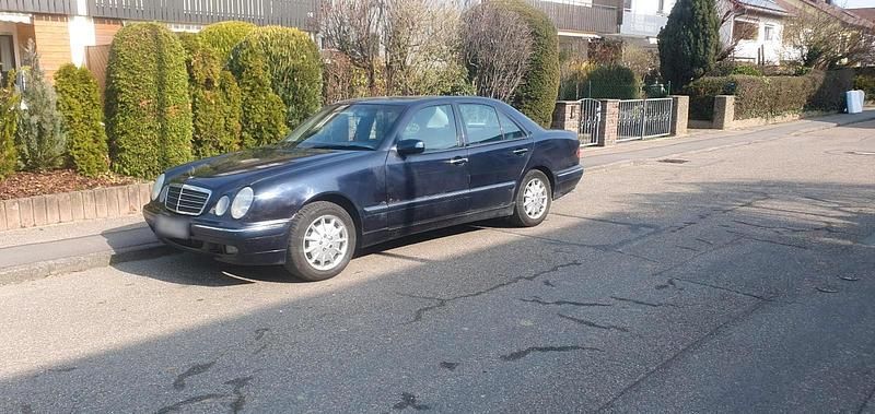 Gebraucht Mercedes E220 Elegance 143 PS (105 kW) 2000 Blau Limousine