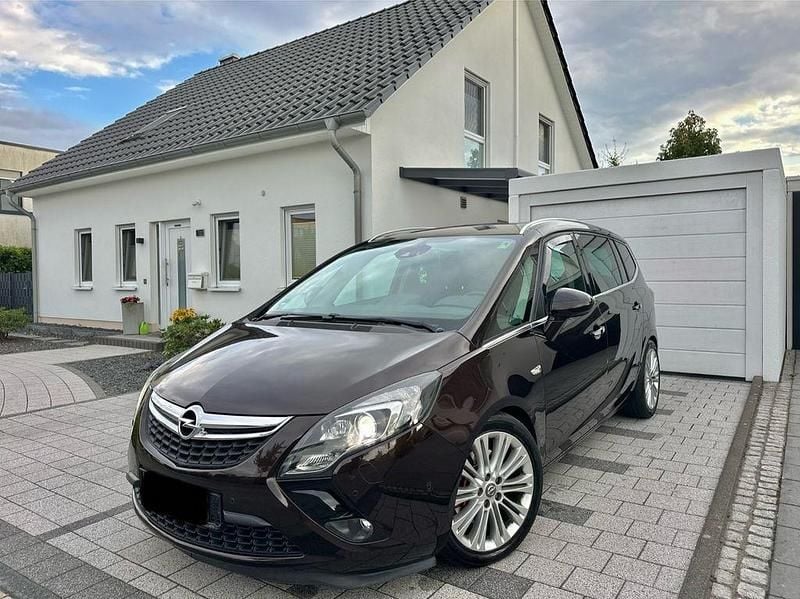 Braun Gebraucht 2012 Opel Zafira Tourer Van / Kleinbus | 5.950 € (Guter Preis) - Bild 1/4